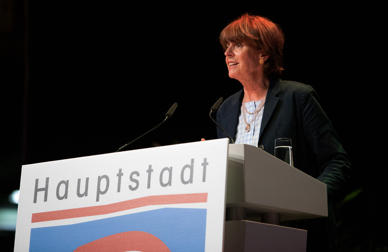 Henriette Reker, Oberbürgermeisterin von Köln, steht am Rednerpult.
